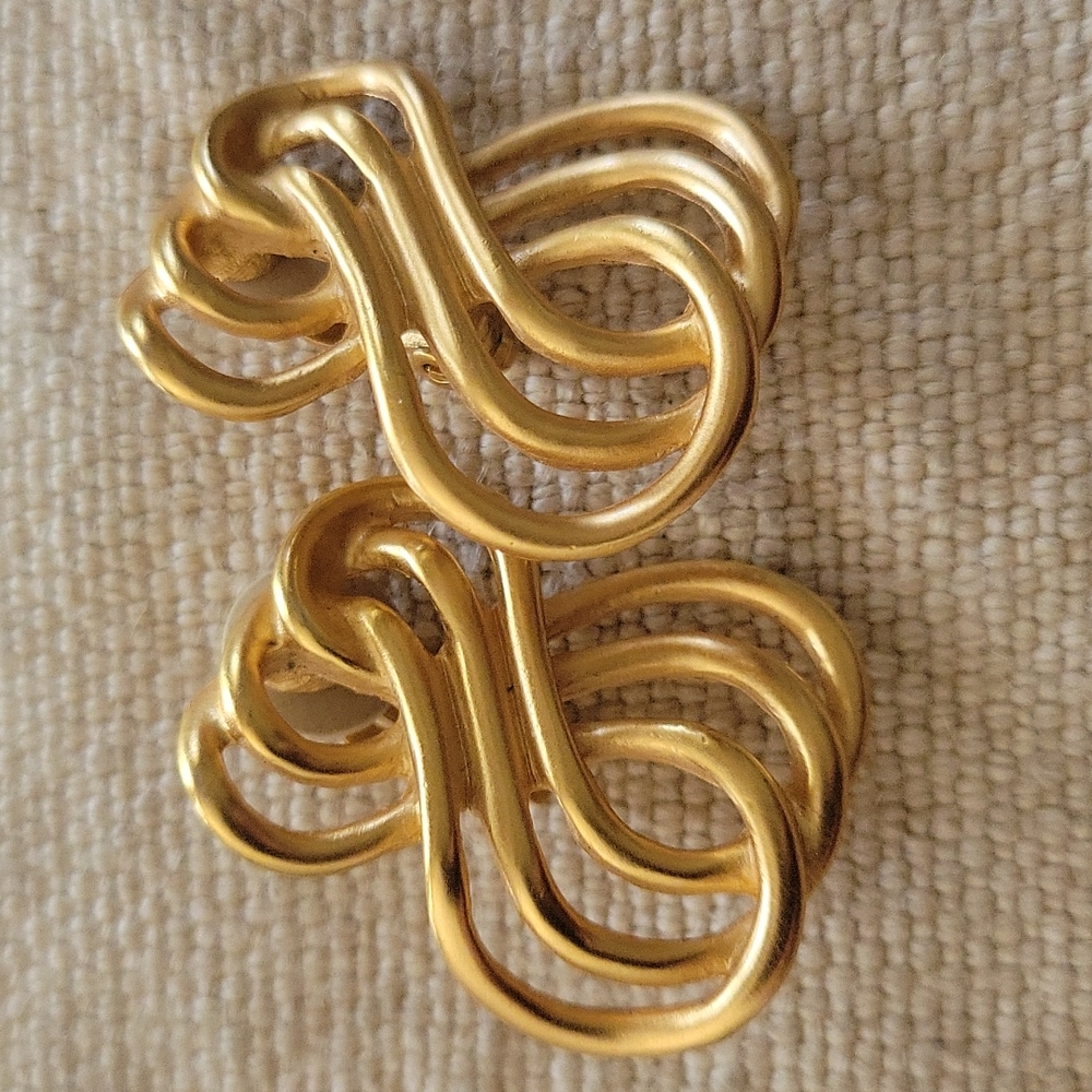 Vintage 70's Anne Klein for Lord and Taylor Clip Earrings In Matte Gold - Picture 2 of 4